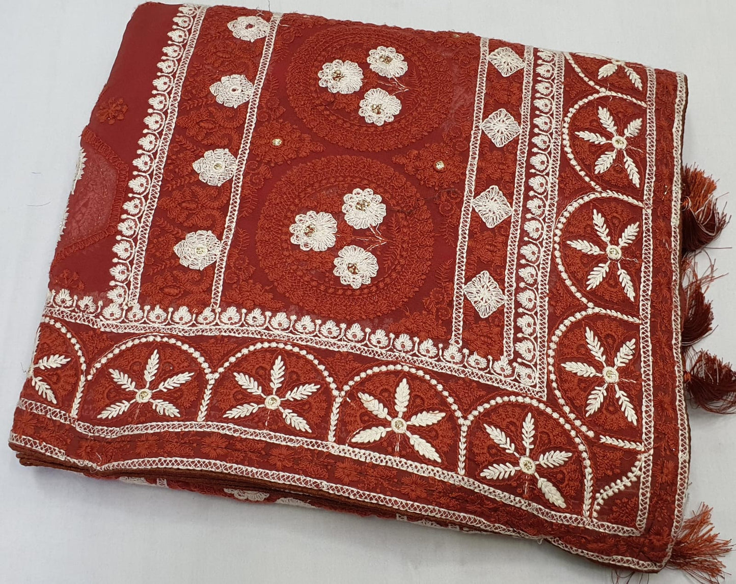 Allover tone to tone lucknowi chikankari work on georgette*
Saree