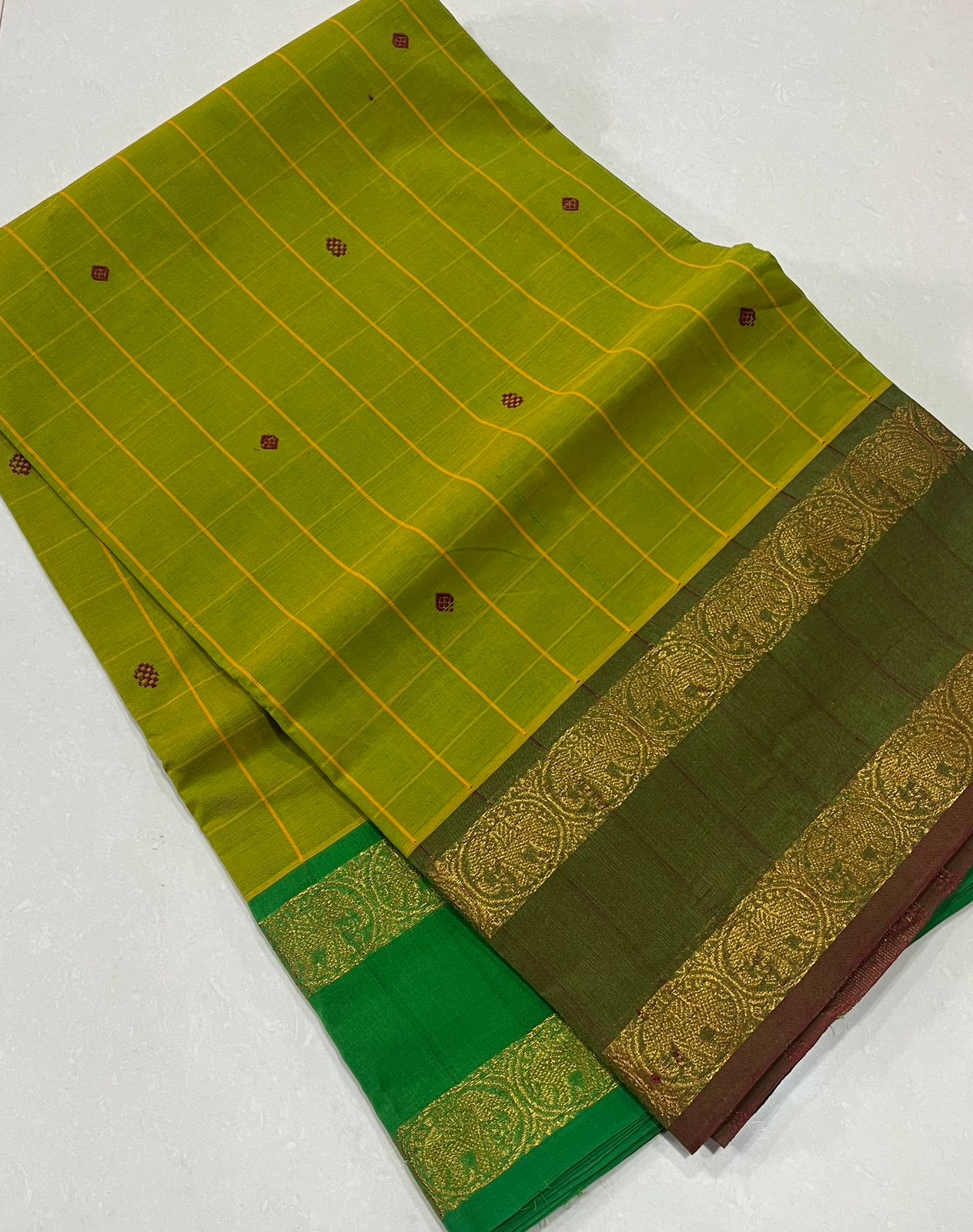 Kanchi Cotton
🪡80 s Kanchi Cotton Fabulous Ganga Jamuna Border,Checked Butta Body and With Simple line Zari Pallu