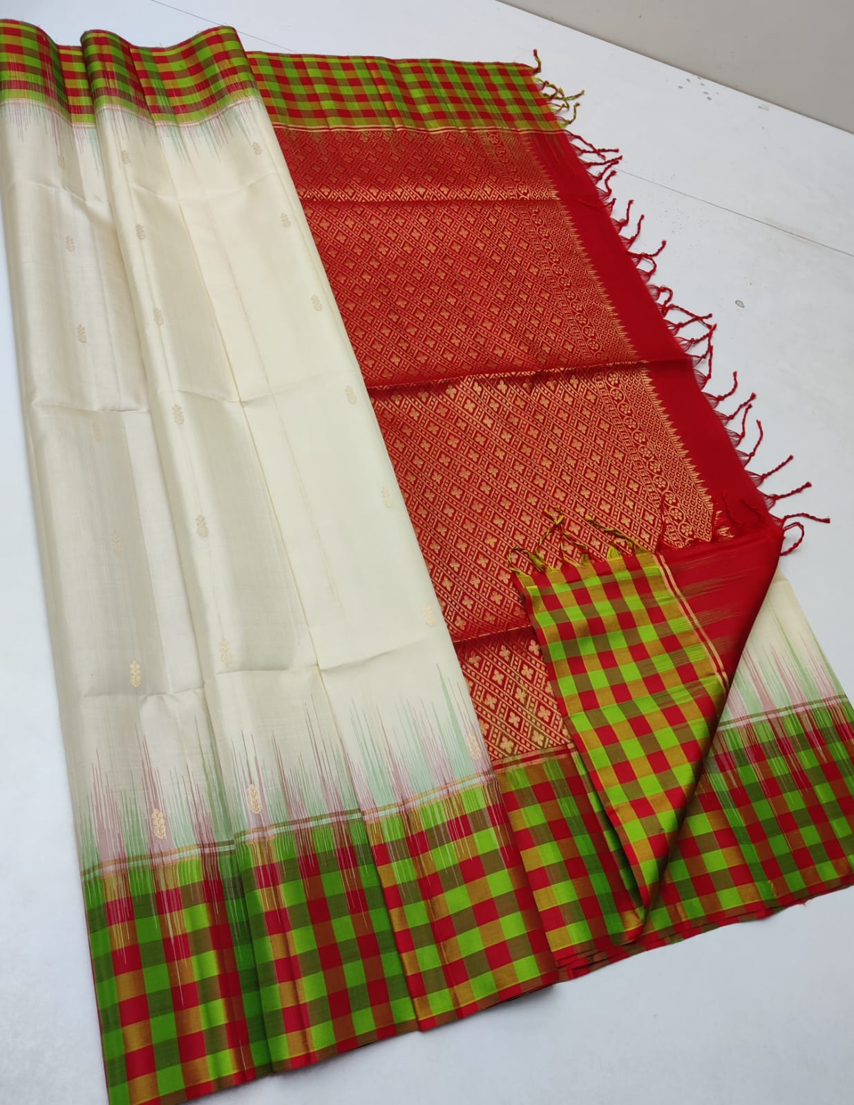 Pure handloom Double warp soft silk saree
Fansy sarees
With silk mark certificate