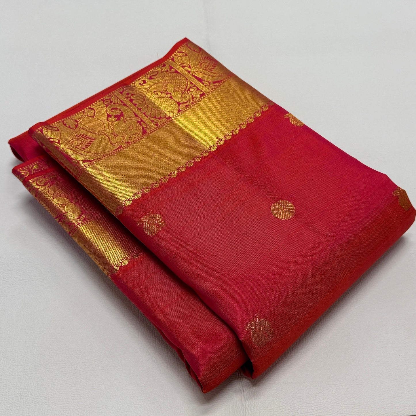 Kanjivaram pure silk handloom double warp self grand pallu and blouse *Gold zari*
*SILK MARK TAG WITH HOLOGRAM*