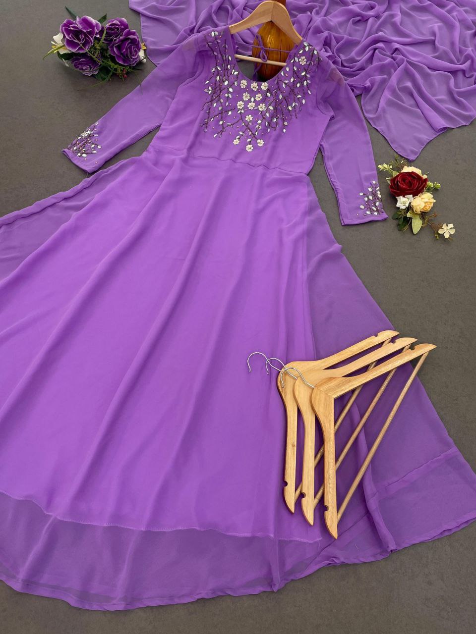 Suti set fox Georgette.
work : hand work.