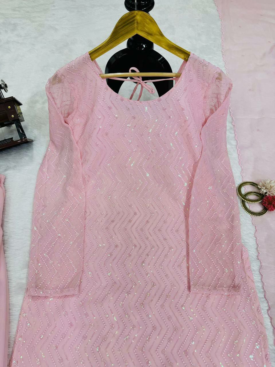 Suti set with dupatta
Fabric : Foux gorgette
Inner : Micro
Work : thread with Sequnce
Stich : M(38),L(40),XL(42) with xxl margin