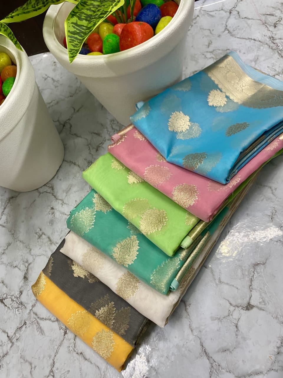 BANARASI KORA ORGANZA SAREES WITH WEAVING ZARI PALLU BEAUTIFUL SELF COLOR SAREES MEDIUM TRANSPARENT CLOTH
WITH BROCADE BLOUSE PIECE
