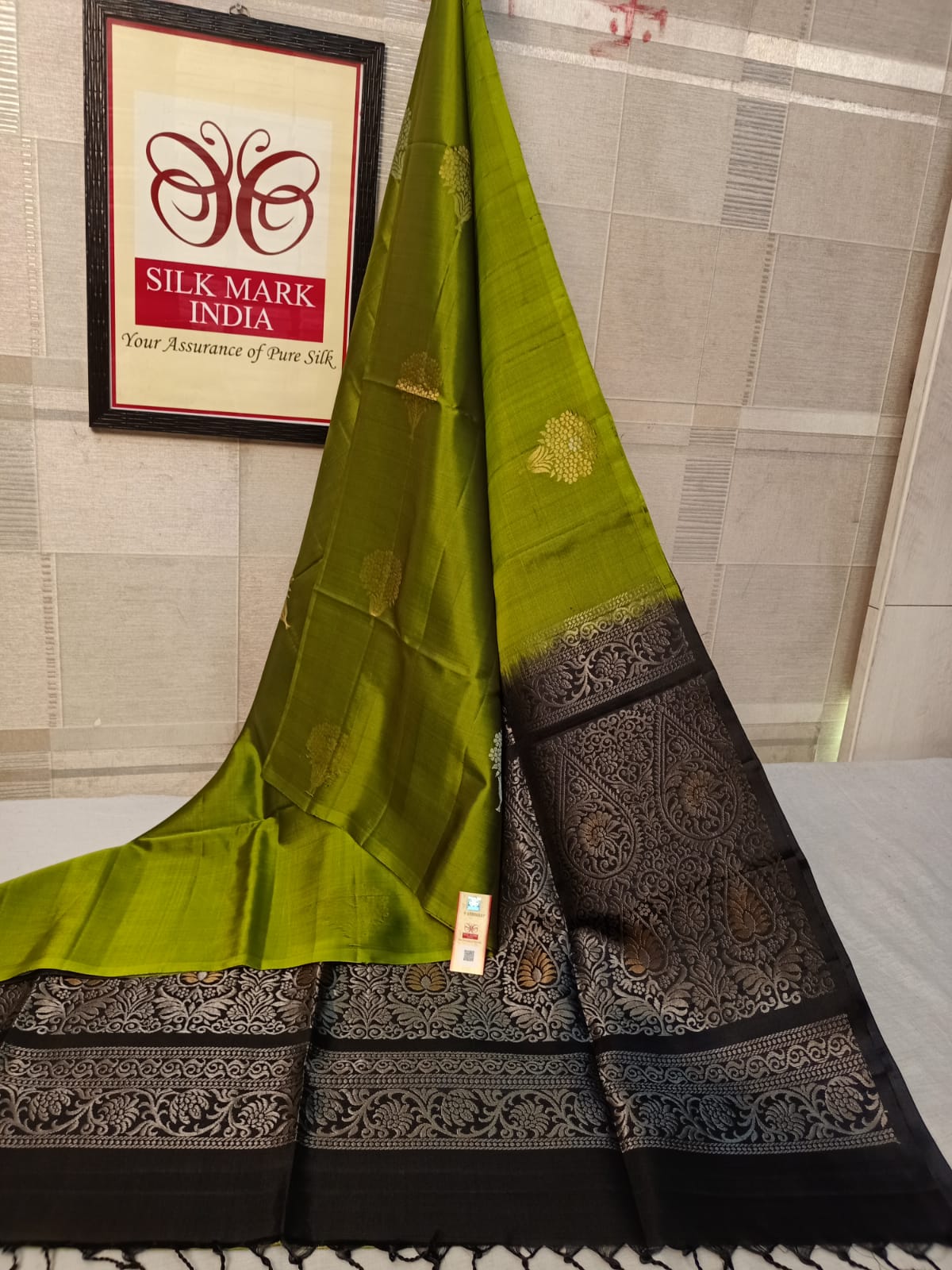 Pure silk Handloom*
Meena butta Silver jarie Butta Meena work butta Fancy butta Double warp silk Aravta butta All over butta Rich pallu