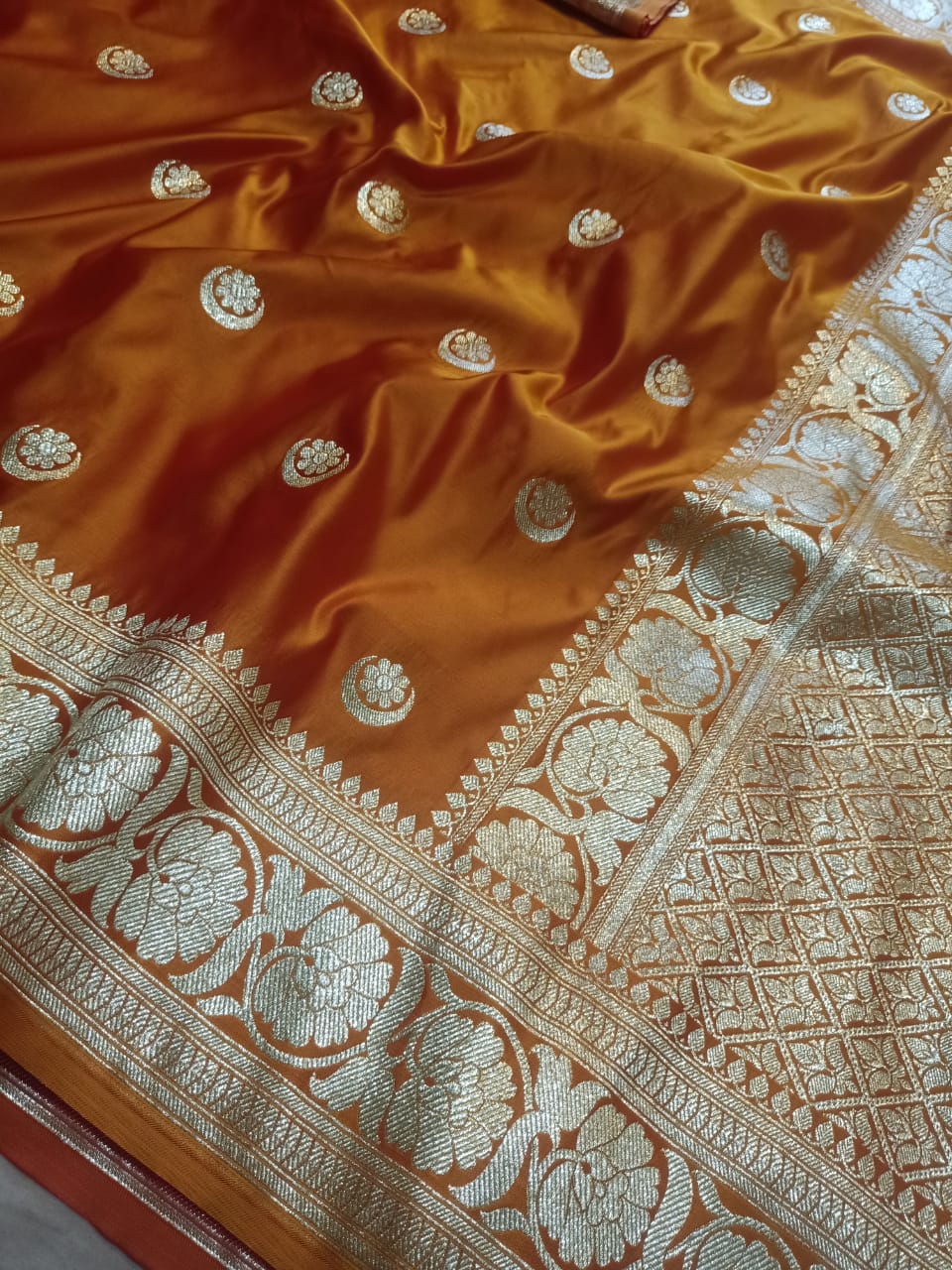 EXCELLENT BANARASI MASHRU SILK SAREES SMOOTH AND SOFT SAREES LIKE PREMIUM KATAN WITH BEAUTIFUL CHAAND SITARA BUTI
WITH BEAUTIFUL BLOUSE PIECE