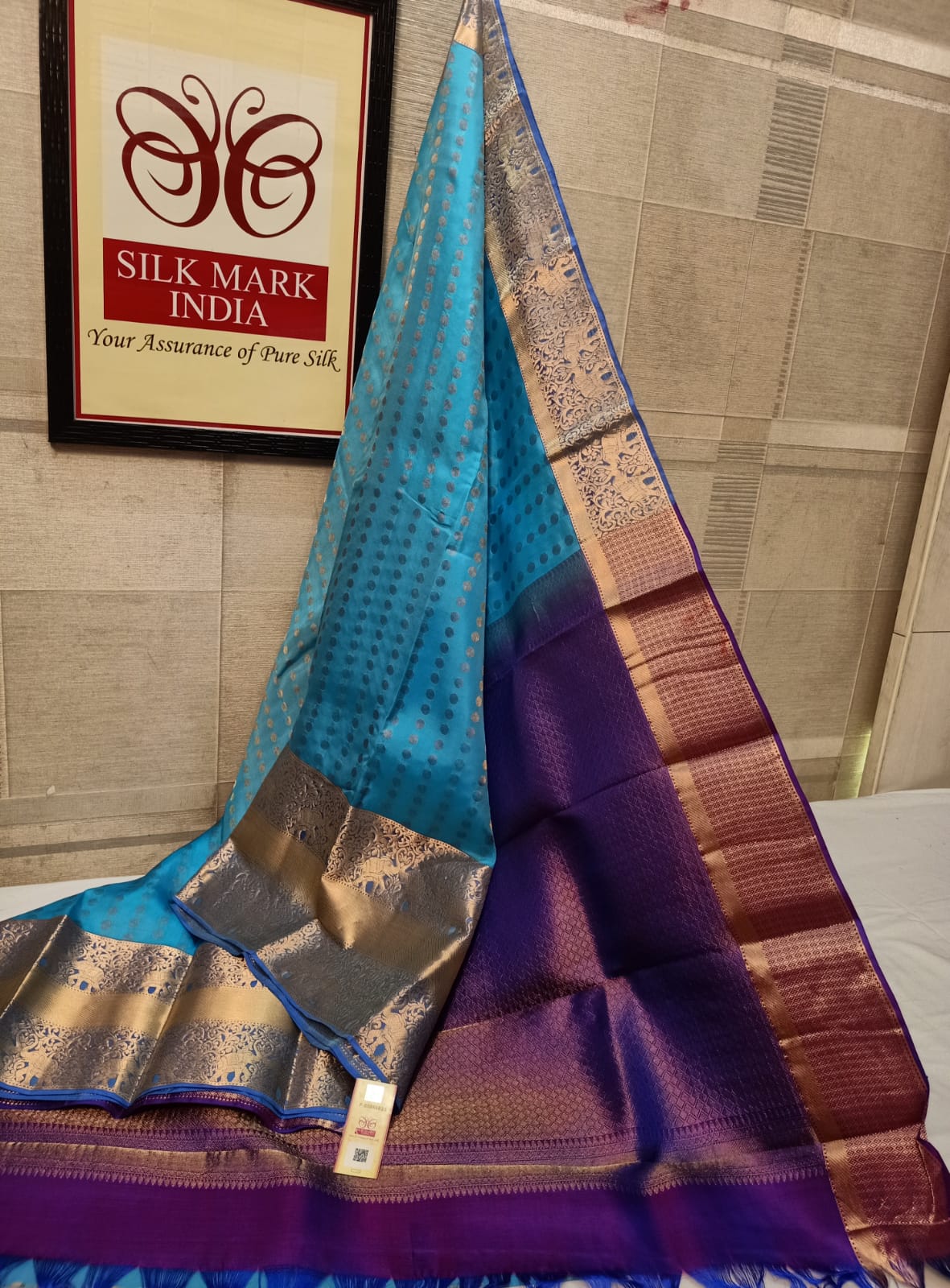 Bridal wear 1000 Butta All self*
Light weight Pure kanjivaram silk saree
Brocade all self
All over all self weaving
Jarie weaving all over saree
Tissue jarie weaving border*
10inch tissue border*