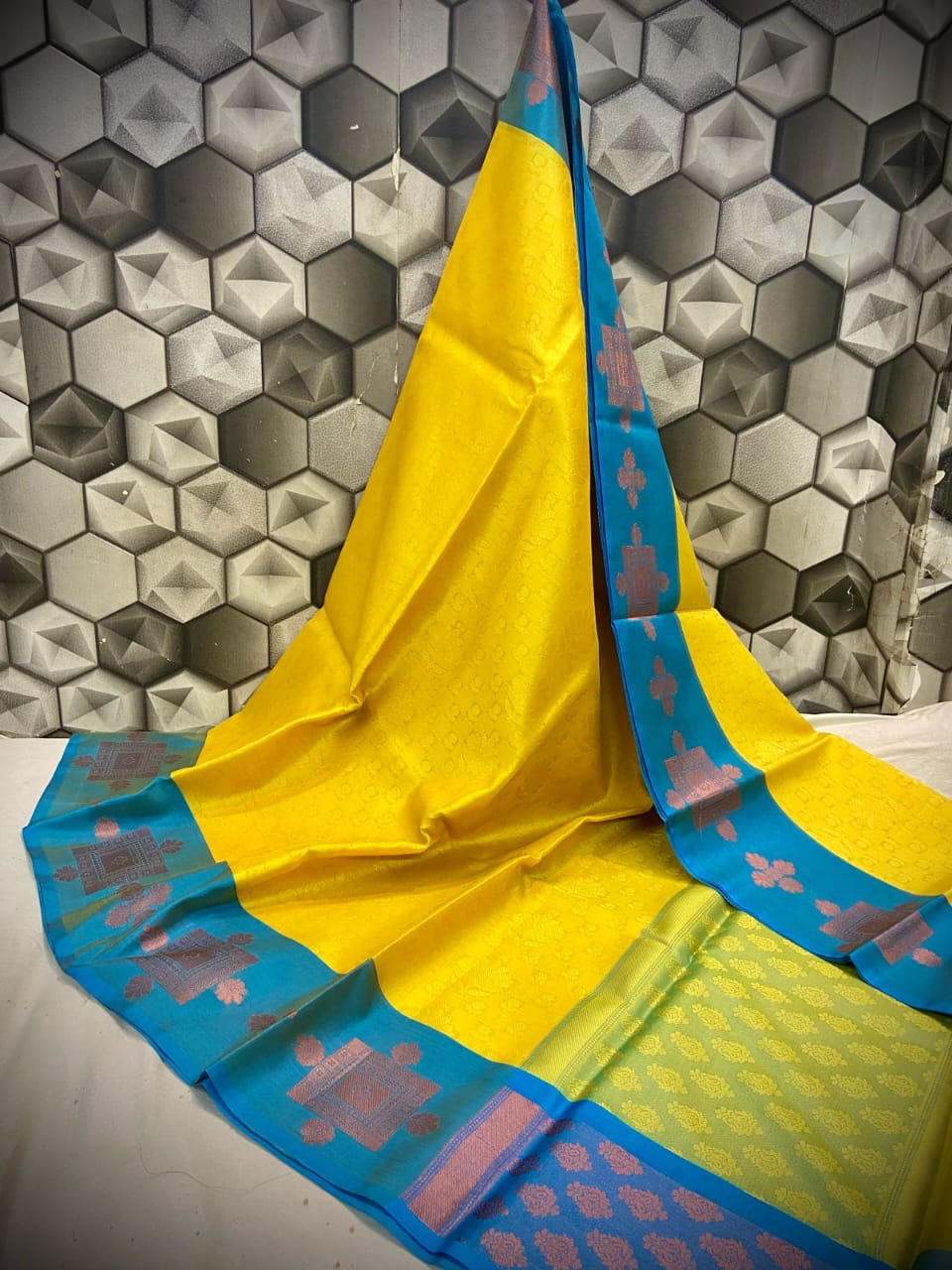 Handwoven Banarasi Kora Muslin Tanchui Saree*
Beautiful Kanchi Bodar Design Body*