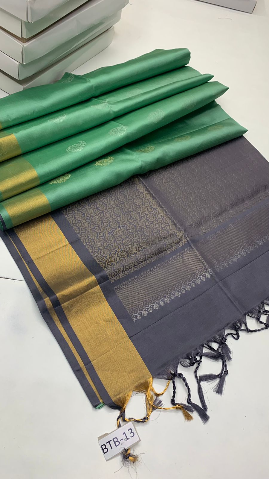 Pure handloom borderless ,jari border design Double warp soft silk sarees collections ..with contrast Pallu and blouse