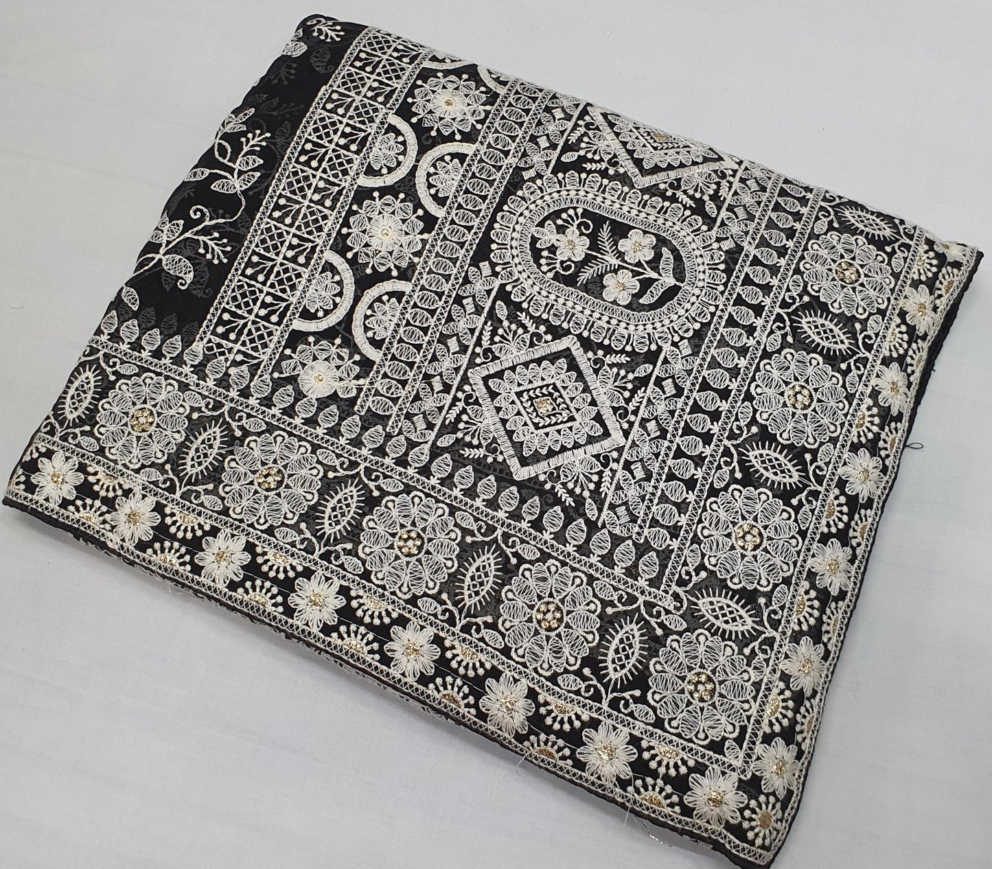 Allover tone to tone lucknowi chikankari work on georgette*
Saree