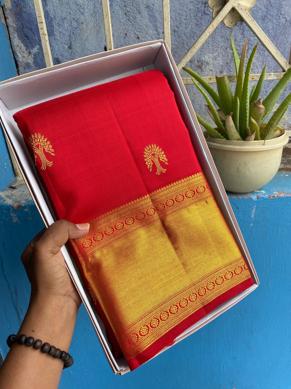 Kanchipuram Handloom pure silk saree
Beautiful fancy Design
gold  zari fancy hot red collection butta beautiful type sarees*