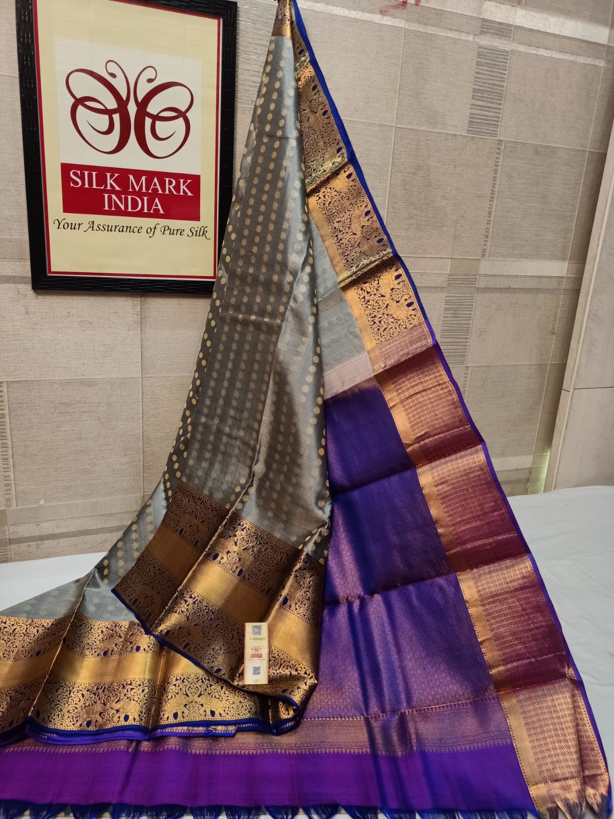 Bridal wear 1000 Butta All self*
Light weight Pure kanjivaram silk saree
Brocade all self
All over all self weaving
Jarie weaving all over saree
Tissue jarie weaving border*
10inch tissue border*