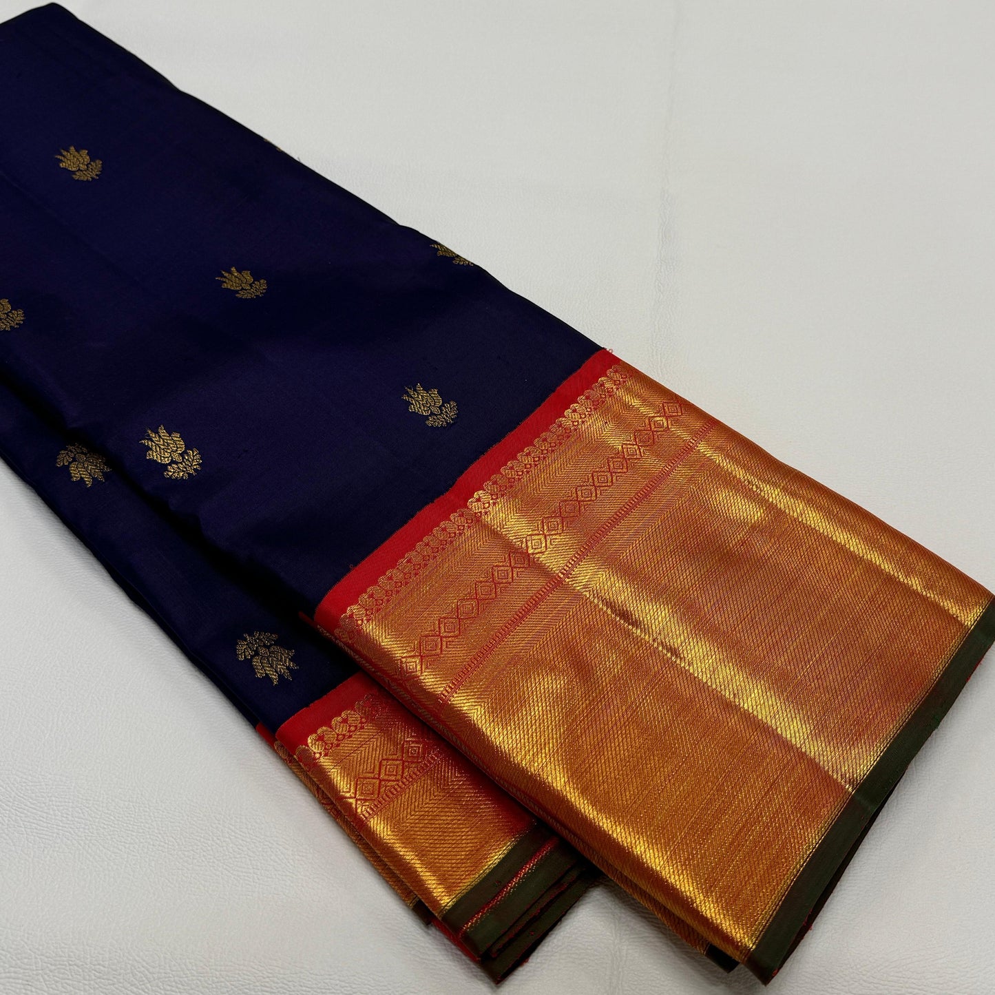 Kanchipuram pure silk handloom double warp contrast grand pallu and blouse *Double side korvai border 2g* 
*SILK MARK TAG WITH HOLOGRAM*