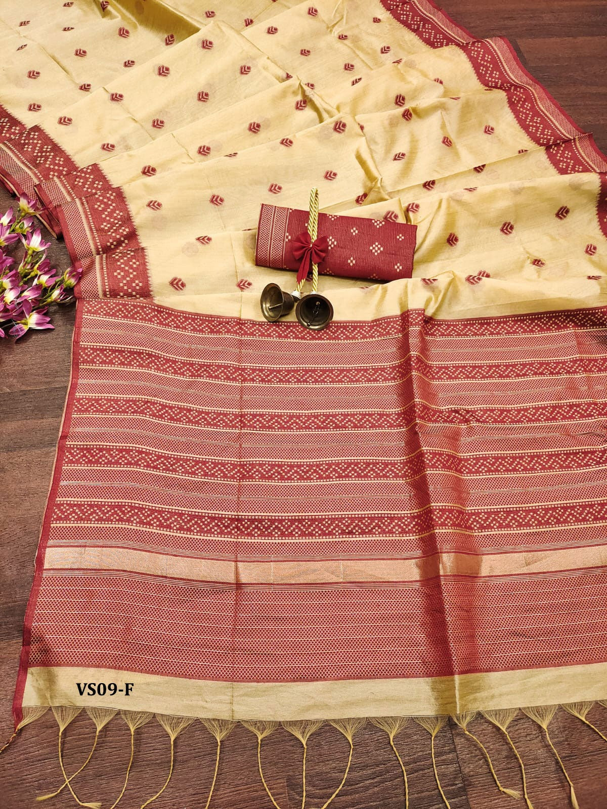 Saree:* Khadi Raw Silk Contrast Weaving Pallu With Royal Tassels With Jamdhani Weaving Border