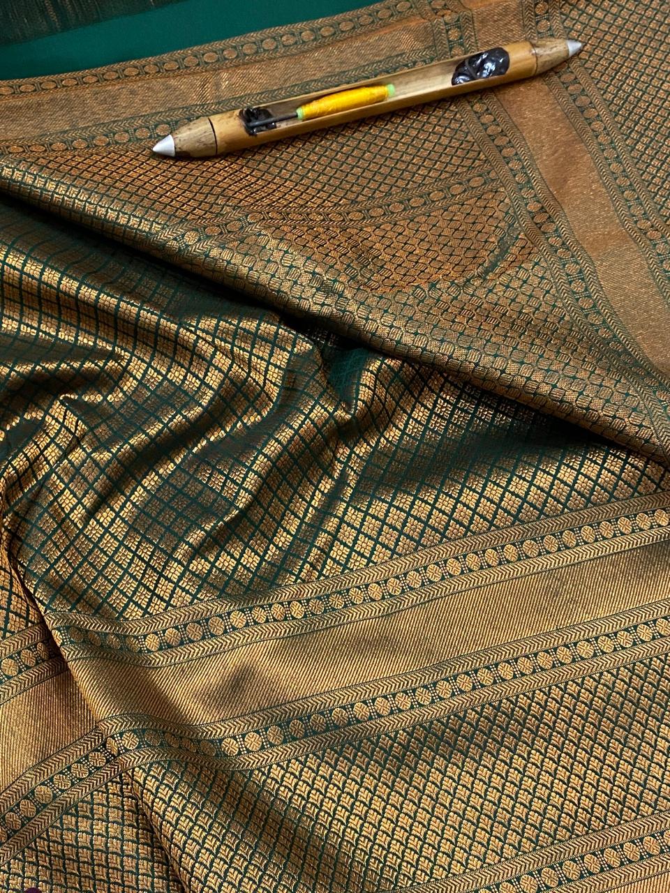 Kanchipuram Handloom pure silk saree
Beautiful fancy Design
kerala beautiful wedding type sarees*