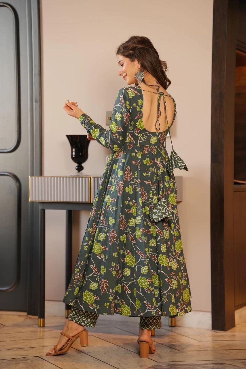 GOWN SET SILK SATIN WITH DIGITAL PRINT SLEEVES 
BOTTOM FABRIC COTTON SILK FREE SIZE
