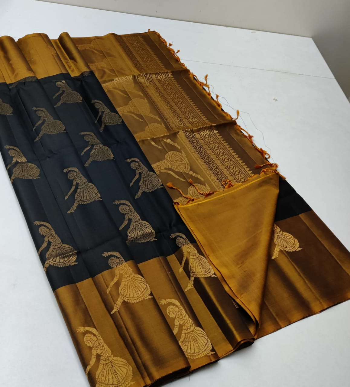 Pure handloom Double warp soft silk saree
Without border