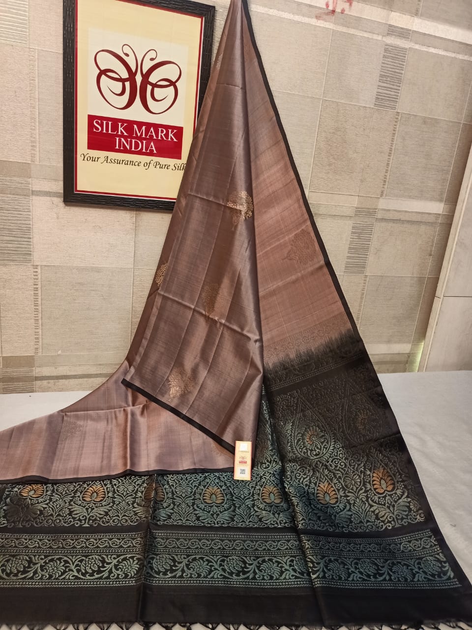 Pure silk Handloom*
Meena butta Silver jarie Butta Meena work butta Fancy butta Double warp silk Aravta butta All over butta Rich pallu