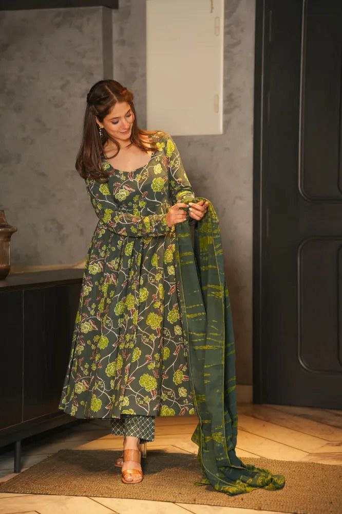 GOWN SET SILK SATIN WITH DIGITAL PRINT SLEEVES 
BOTTOM FABRIC COTTON SILK FREE SIZE