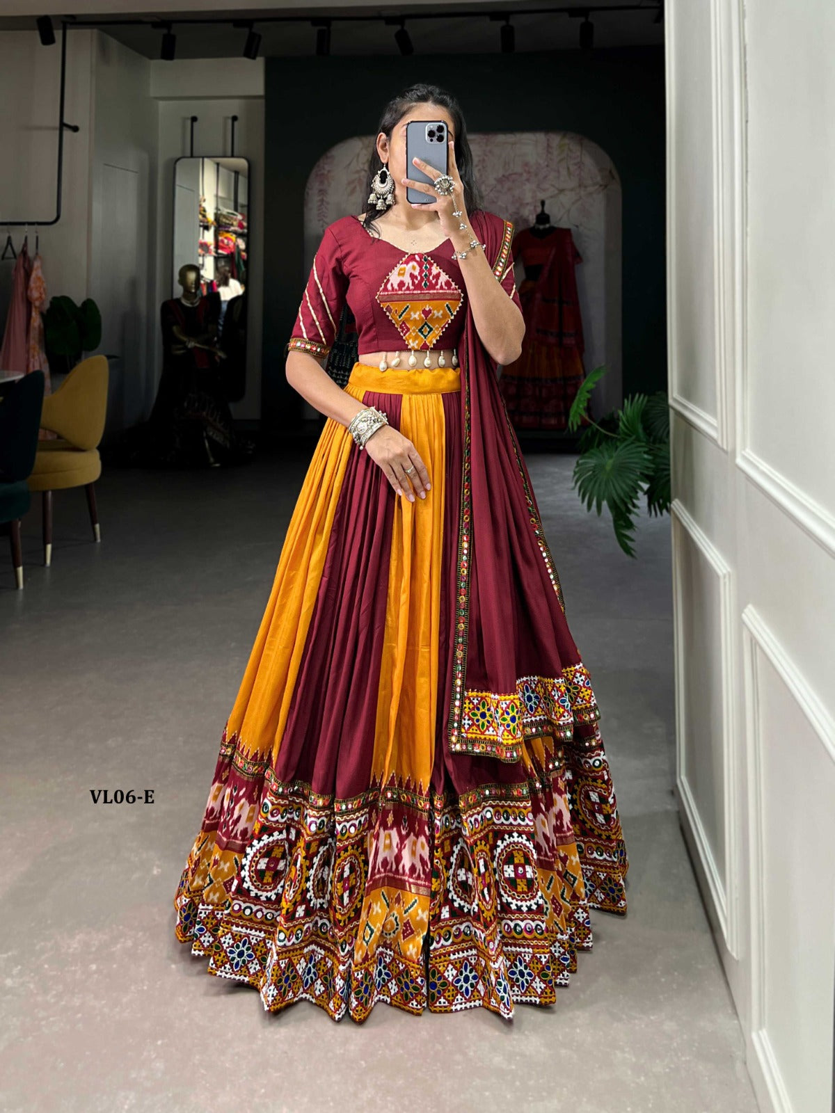 Navratri Chaniya Choli
Lehenga:* Rayon With Printed Silk Plain And Printed With Gamthi Work And Original Mirror With Paper Mirror Work Lace
Choli:* Rayon Plain And Printed Patch With Gota Patti And Paper Mirror Work
