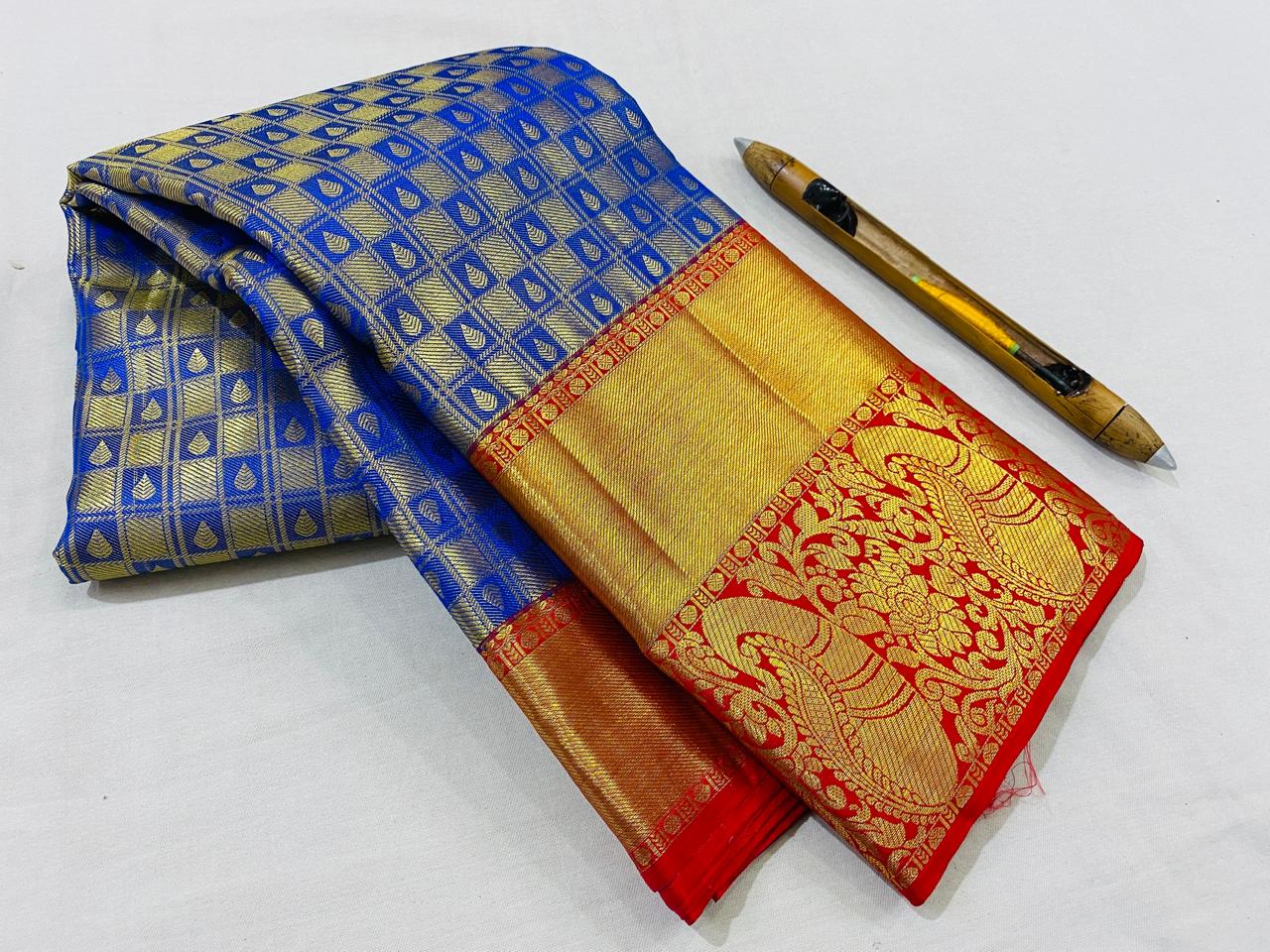 Kanchipuram Handloom pure silk saree
Beautiful fancy Design
gold zari fancy Korvai border wedding beautiful  type sarees*