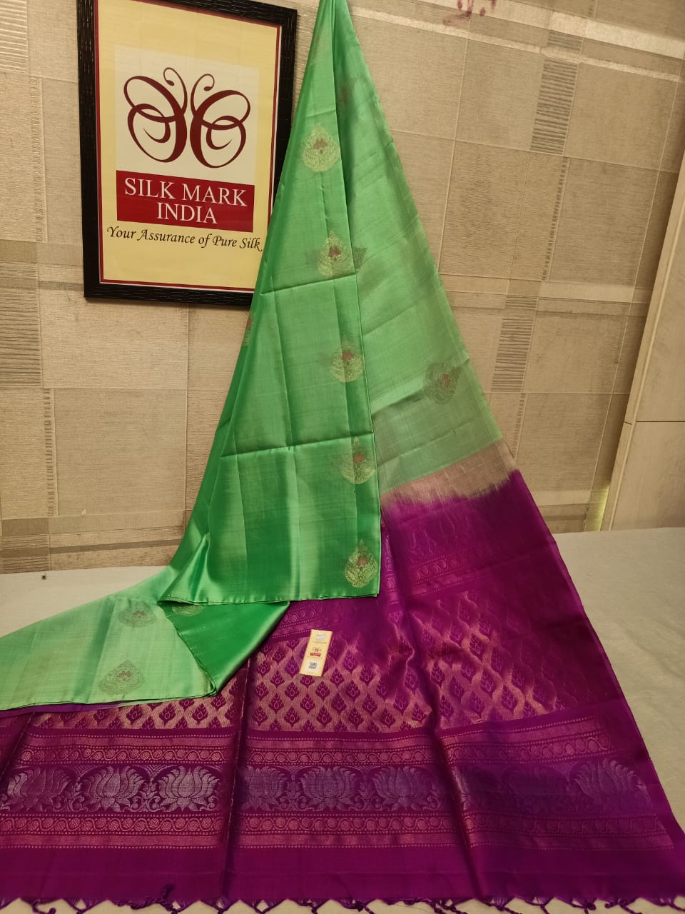 Pure silk Handloom*
Meena butta Silver jarie Butta Meena work butta Fancy butta Double warp silk Aravta butta All over butta Rich pallu