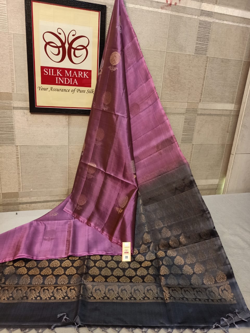 Pure silk Handloom*
Meena butta Silver jarie Butta Meena work butta Fancy butta Double warp silk Aravta butta All over butta Rich pallu