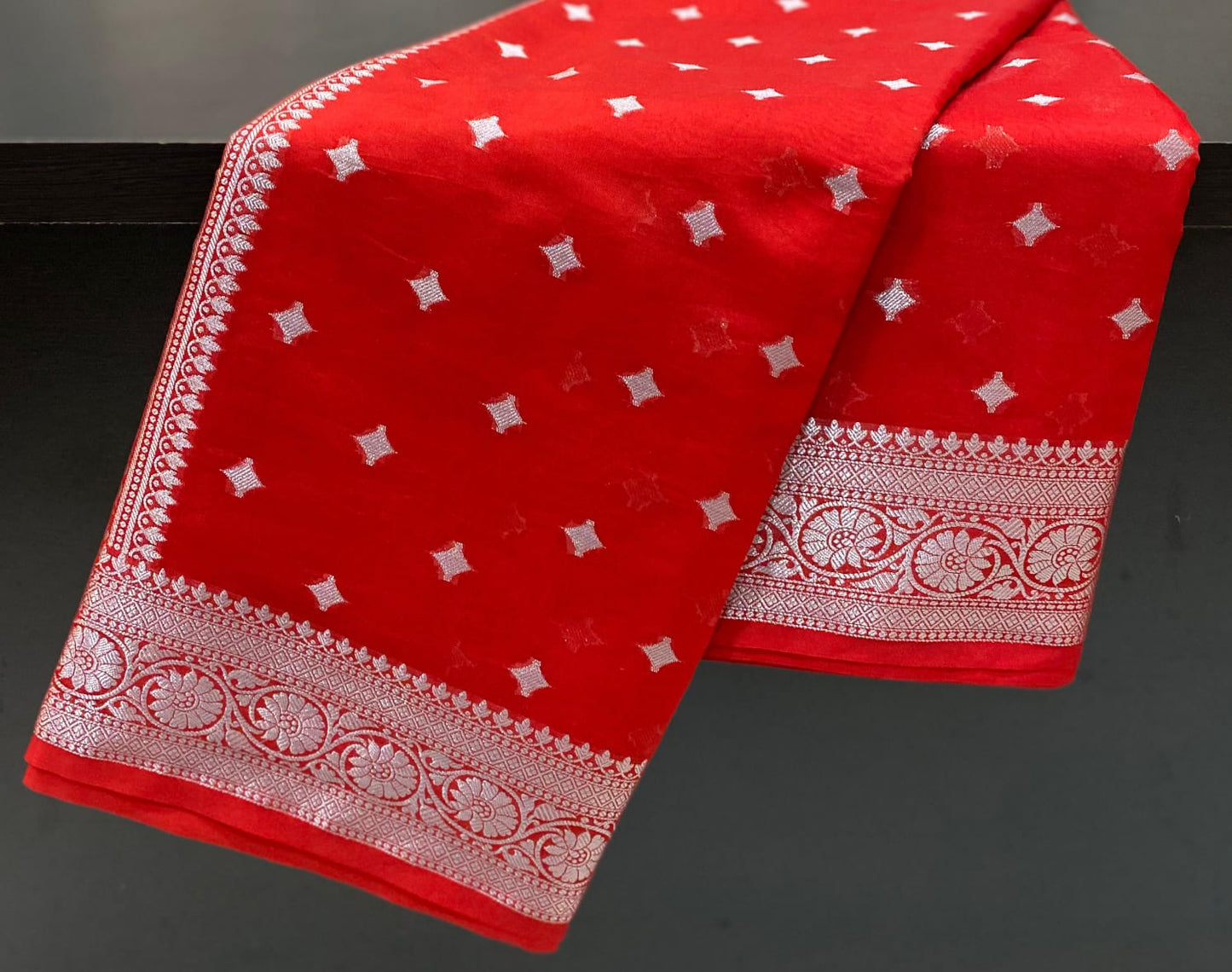 Banarsi Handloom Semi  Georgette Sarees With All Over Zari Weaving Tara Buti 
With Beautiful Designer Border Designer Rich Pallu With Plain Blouse One Side Border