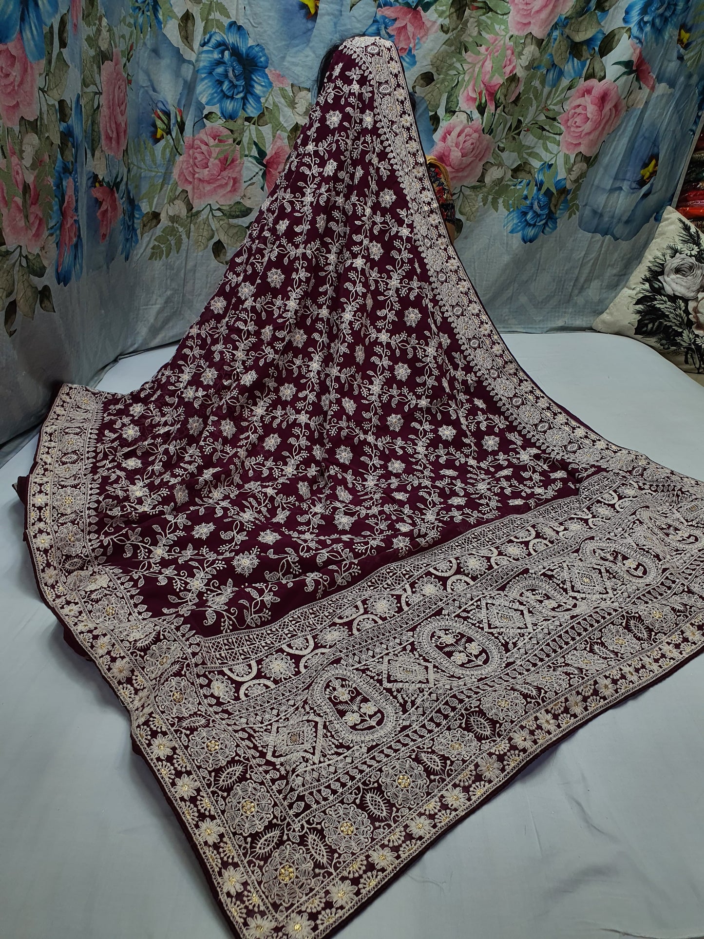 Allover tone to tone lucknowi chikankari work on georgette*
Saree