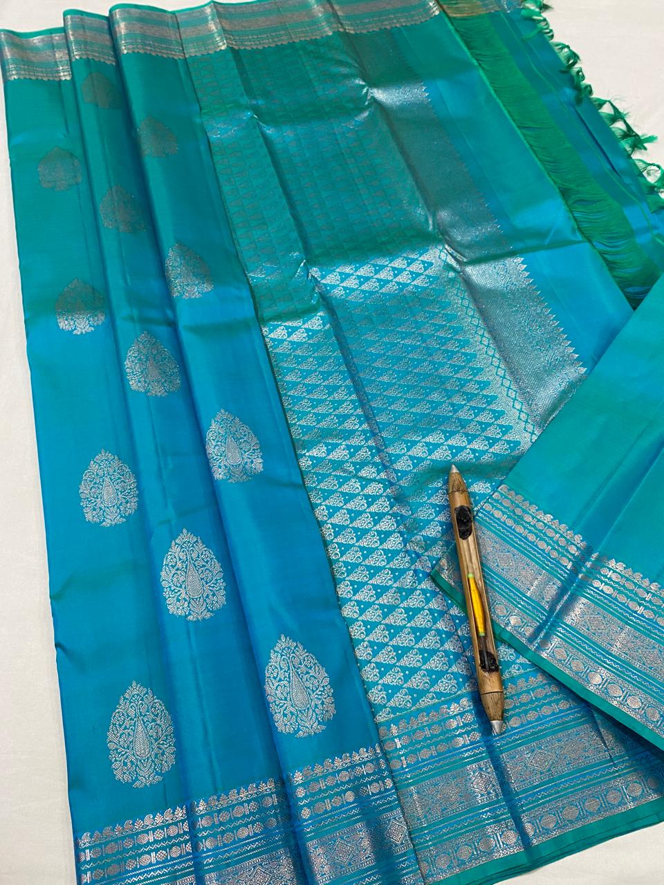 Kanchipuram Handloom pure silk saree
Beautiful fancy Design
Rose copper zari  beautiful butta  type sarees*
