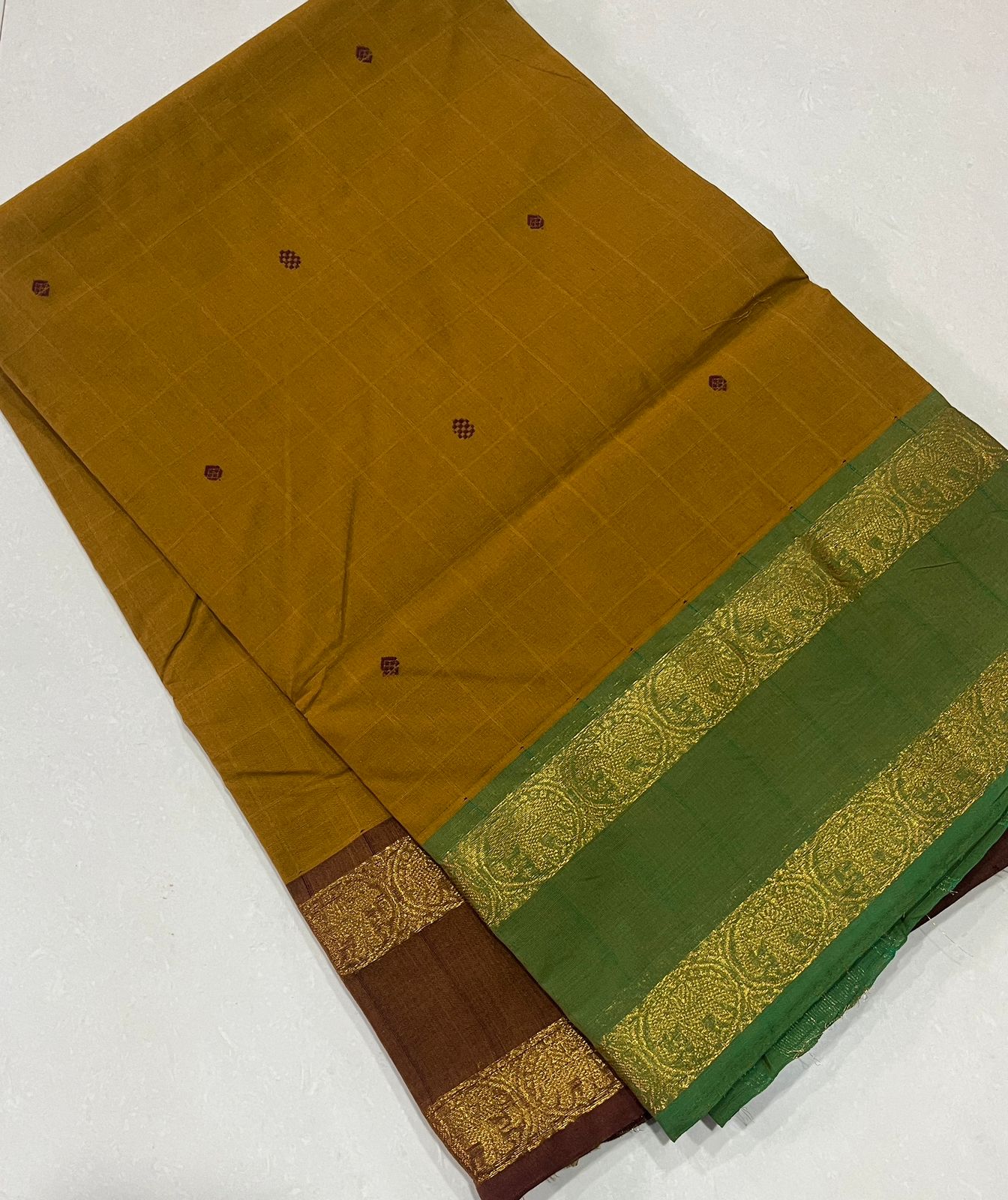 Kanchi Cotton 
🪡80 s Kanchi Cotton Fabulous Ganga Jamuna Border,Checked Butta Body and With Simple line Zari Pallu