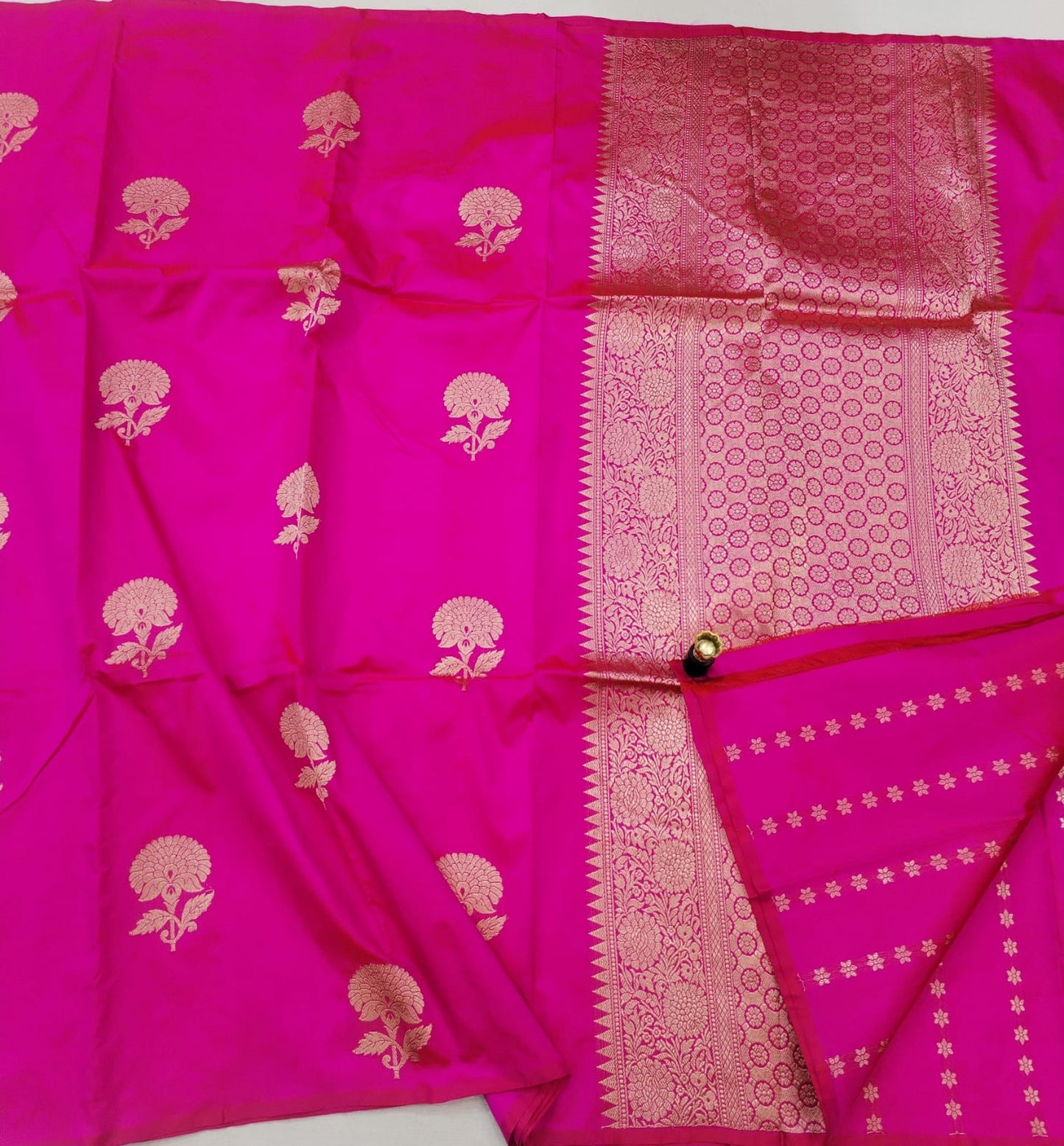 Pure Banarsi Katan Silk Sarees*
Katan Poth Butta With Heavy Blouse*
Antique Zari All Work Butta*
Handloom Weaving Banarasi Sarees