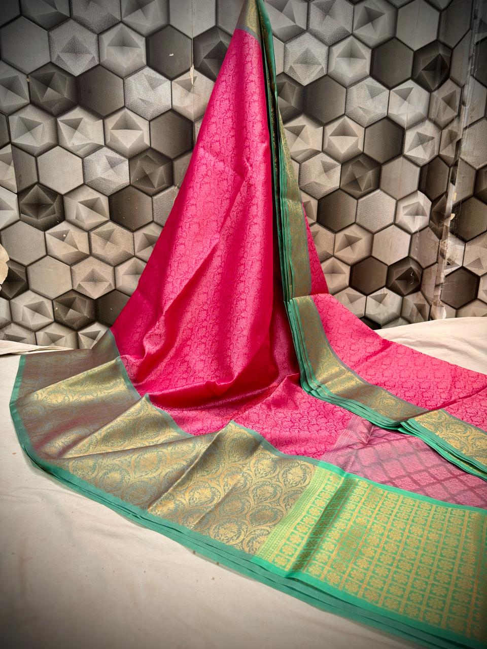 Handwoven Banarasi Kora Muslin Tanchui Saree*
Beautiful Kanchi Bodar Design Body*