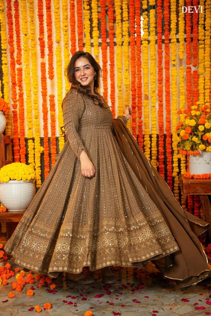 Designer s Gown Top dupatta               Heavy FAUX GEORGETTE Silk
Full INNER Attached Heavy Crape
WORK - All Over Multi Thread  & Jari With Sequence embroidery stich work