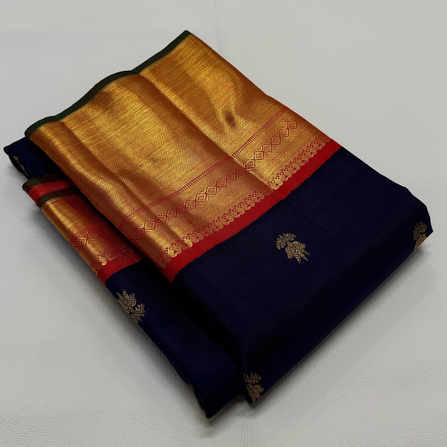 Kanchipuram pure silk handloom double warp contrast grand pallu and blouse *Double side korvai border 2g* 
*SILK MARK TAG WITH HOLOGRAM*