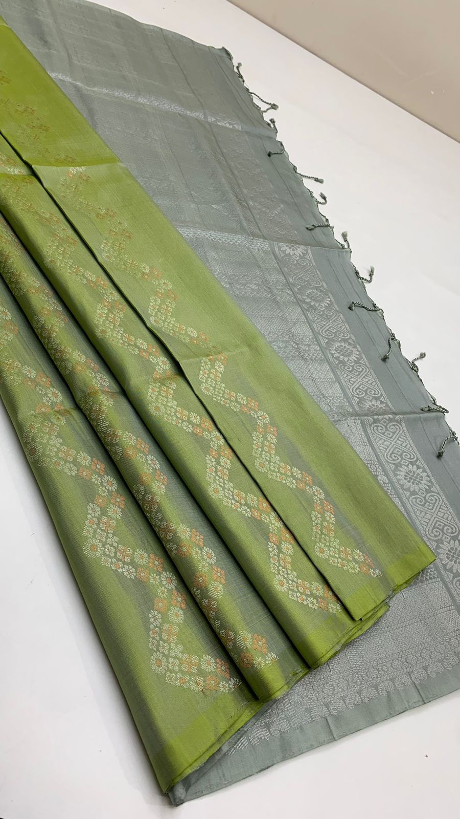 Pure handloom Big bhutta borderless Double warp soft silk sarees collections with contrast Pallu and blouse
