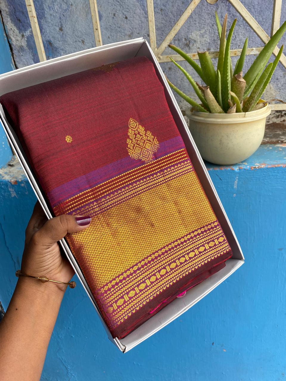 Kanchipuram Handloom pure silk saree
Beautiful fancy Design 
gold  zari fancy Contrast collection butta beautiful type sarees*