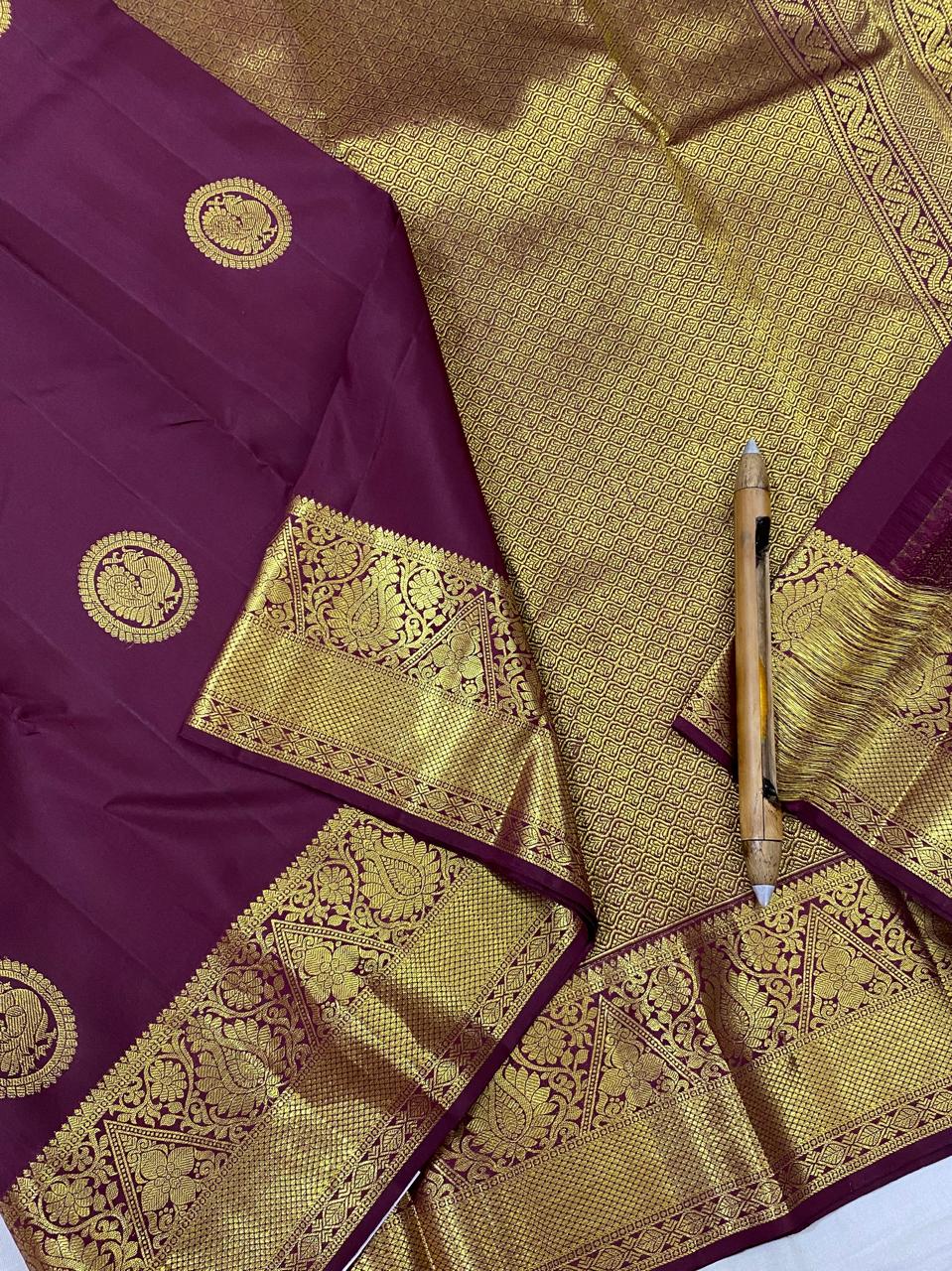 Kanchipuram Handloom pure silk saree
Beautiful fancy Design gold  zari fancy Dark purple collection butta beautiful type sarees*