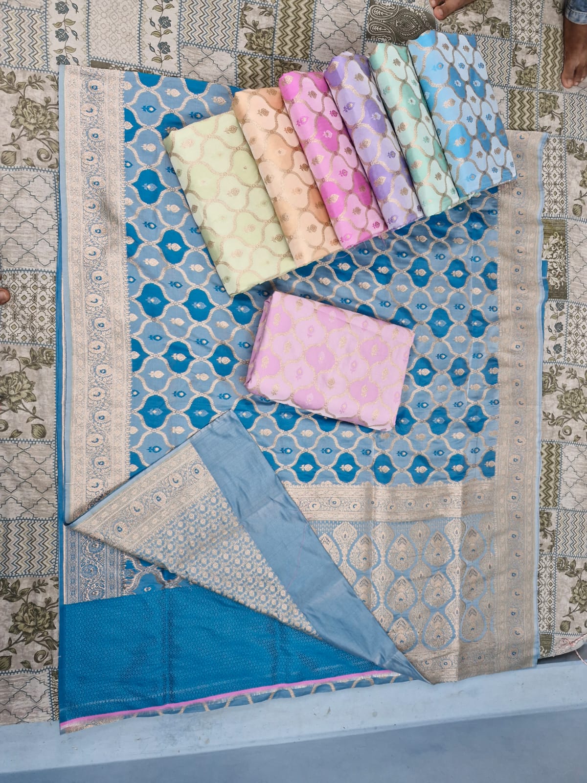 BANARASI MASHRU SILK SAREES BEAUTIFUL MEENAKARI BORDER AND PALLU FANCY RANGKAT WEAVING BUTI
BLOUSE- 90 CM RUNNING BLOUSE PIECE