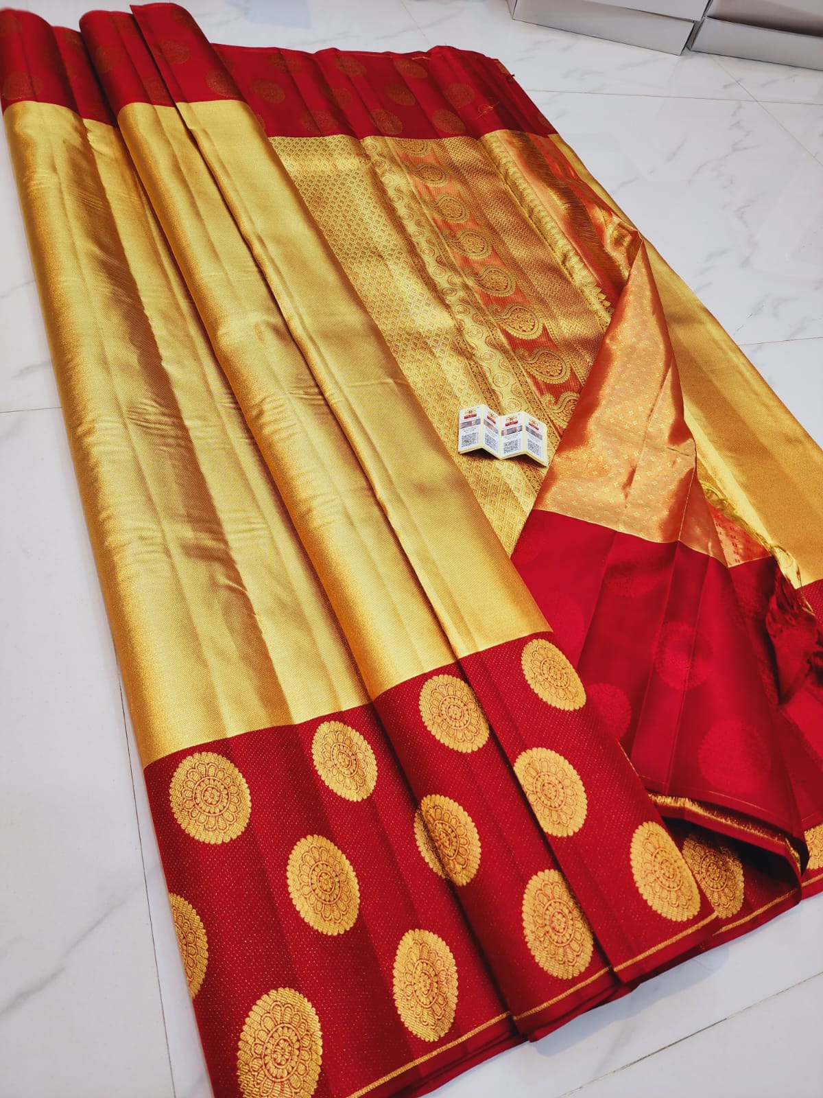 Kanchipuram pure silk handloom gold zari bridal sarees*
Celebrity color combo's kanchipuram special New wedding sarees*
100% kanchipuram pure pattu handloom sarees*