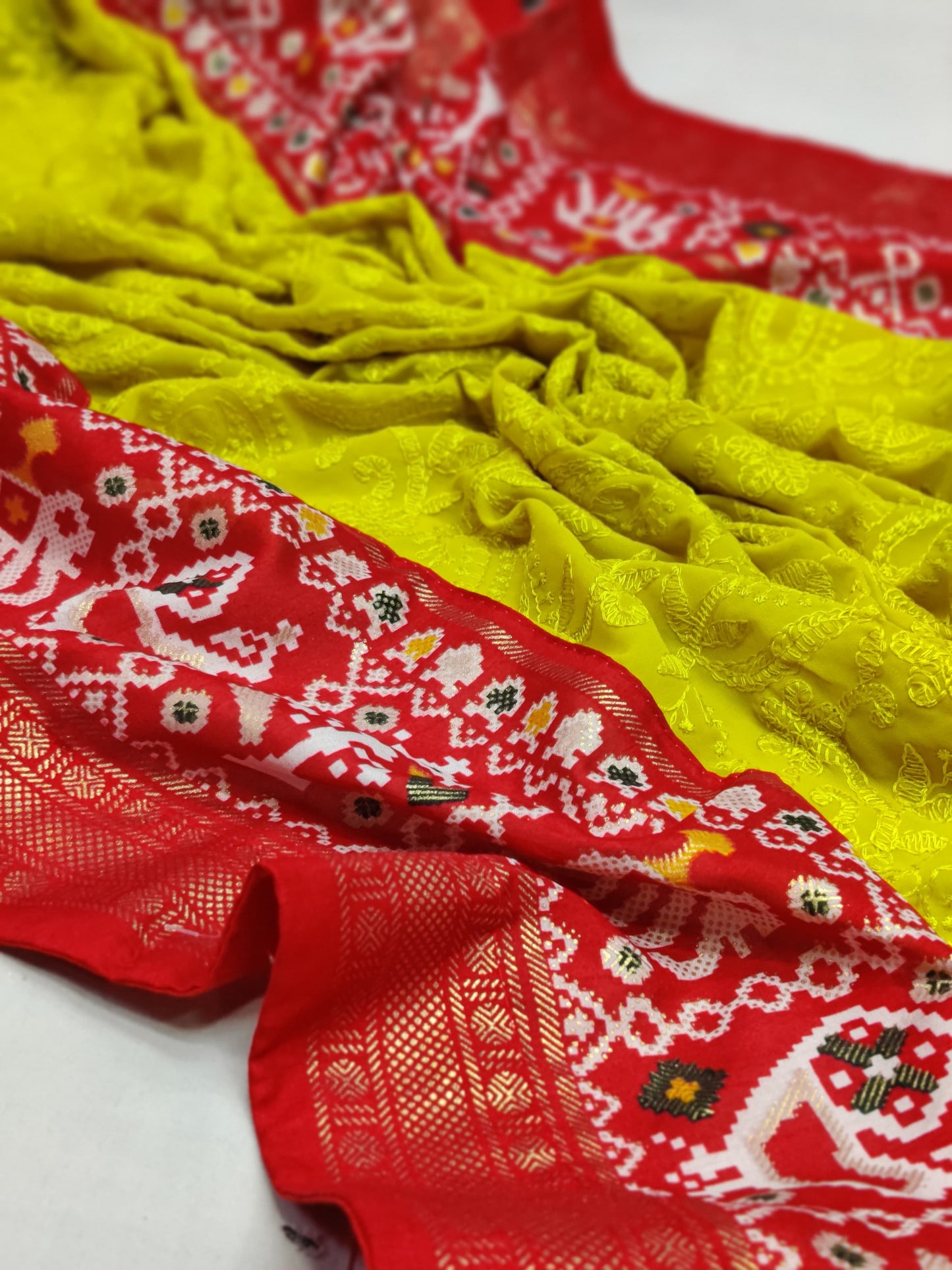 Here we present exclusive and branded premium Georgette saree with lucknowi  chikankari work all over the saree