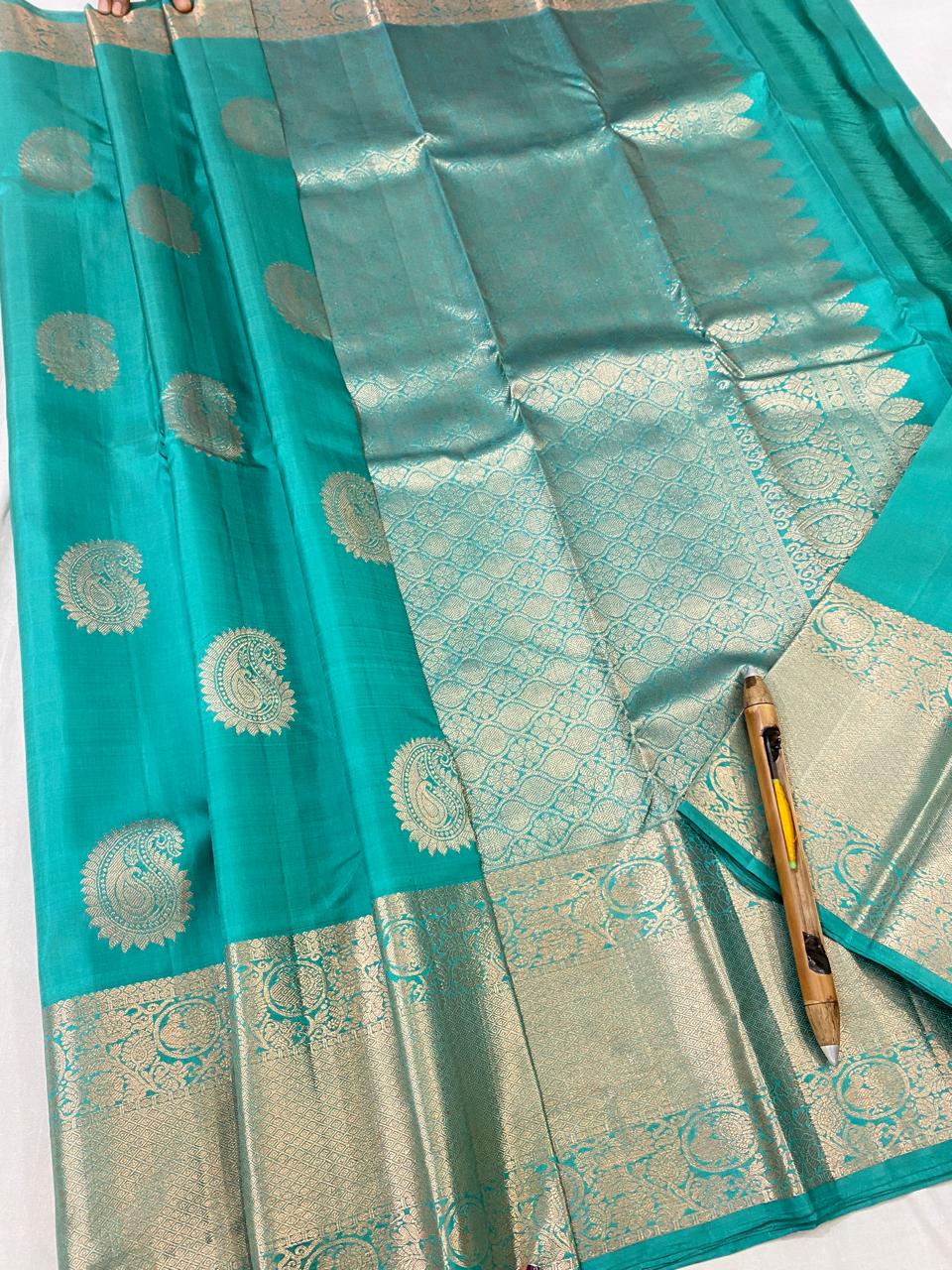 Kanchipuram Handloom pure silk saree
Beautiful fancy Design 
copper zari  beautiful butta  type sarees*