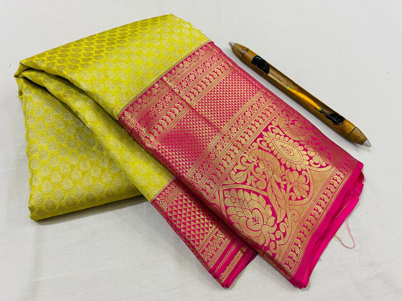 Kanchipuram Handloom pure silk saree
Beautiful fancy Design
gold zari fancy Korvai border wedding beautiful  type sarees*