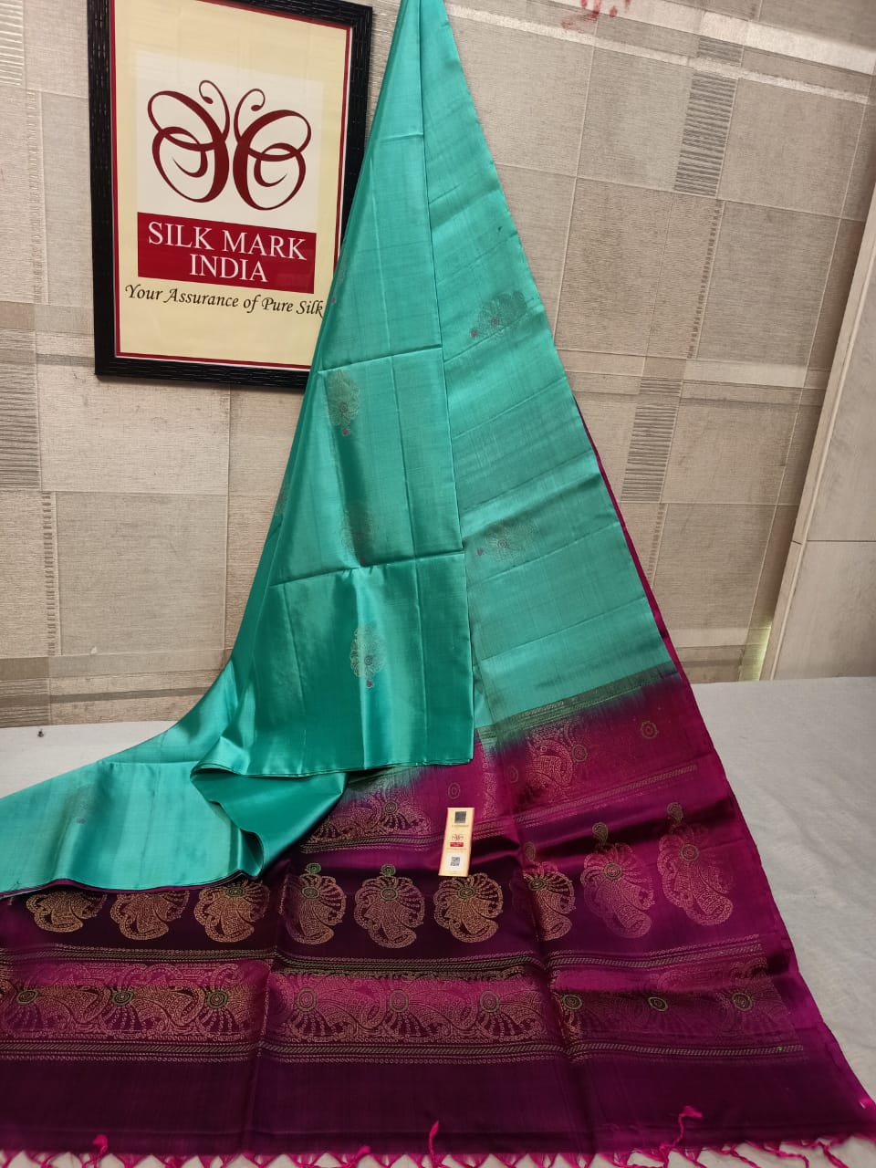 Pure silk Handloom*
Meena butta Silver jarie Butta Meena work butta Fancy butta Double warp silk Aravta butta All over butta Rich pallu