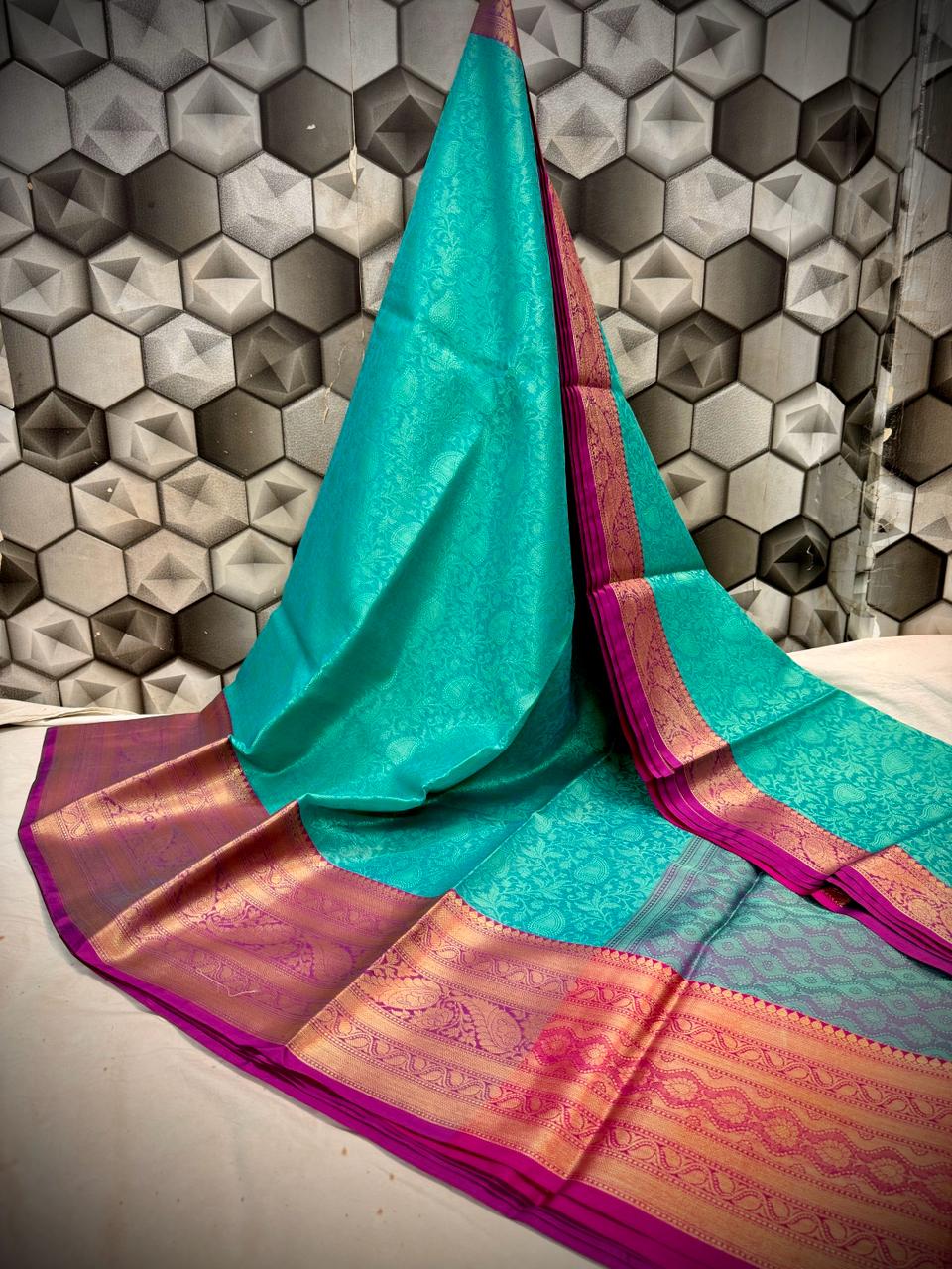 Handwoven Banarasi Kora Muslin Tanchui Saree*
Beautiful Kanchi Bodar Design Body*