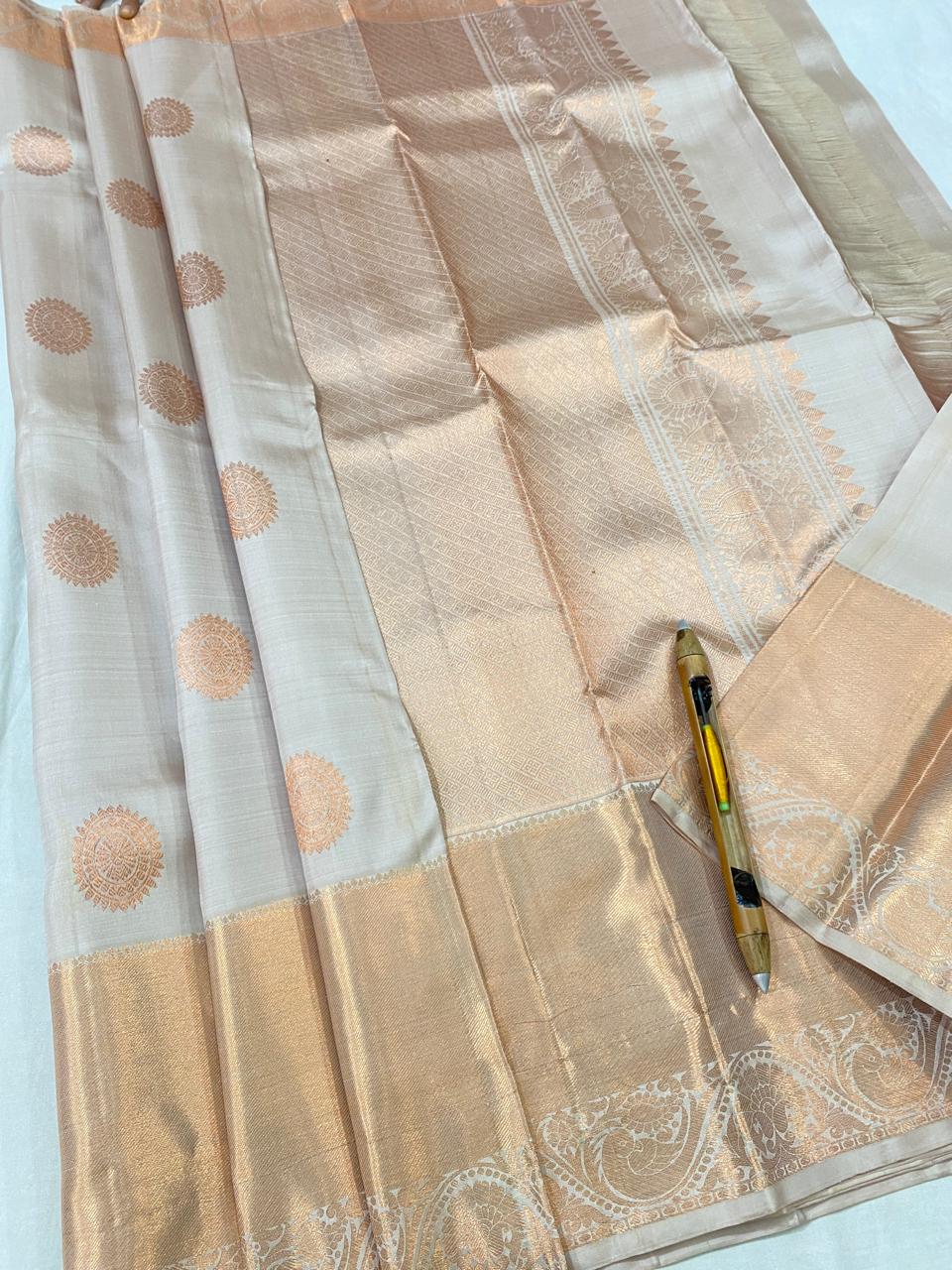 Kanchipuram Handloom pure silk saree
Beautiful fancy Design 
copper zari  beautiful butta  type sarees*