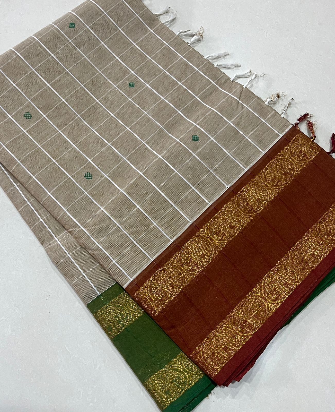 Kanchi Cotton 
🪡80 s Kanchi Cotton Fabulous Ganga Jamuna Border,Checked Butta Body and With Simple line Zari Pallu