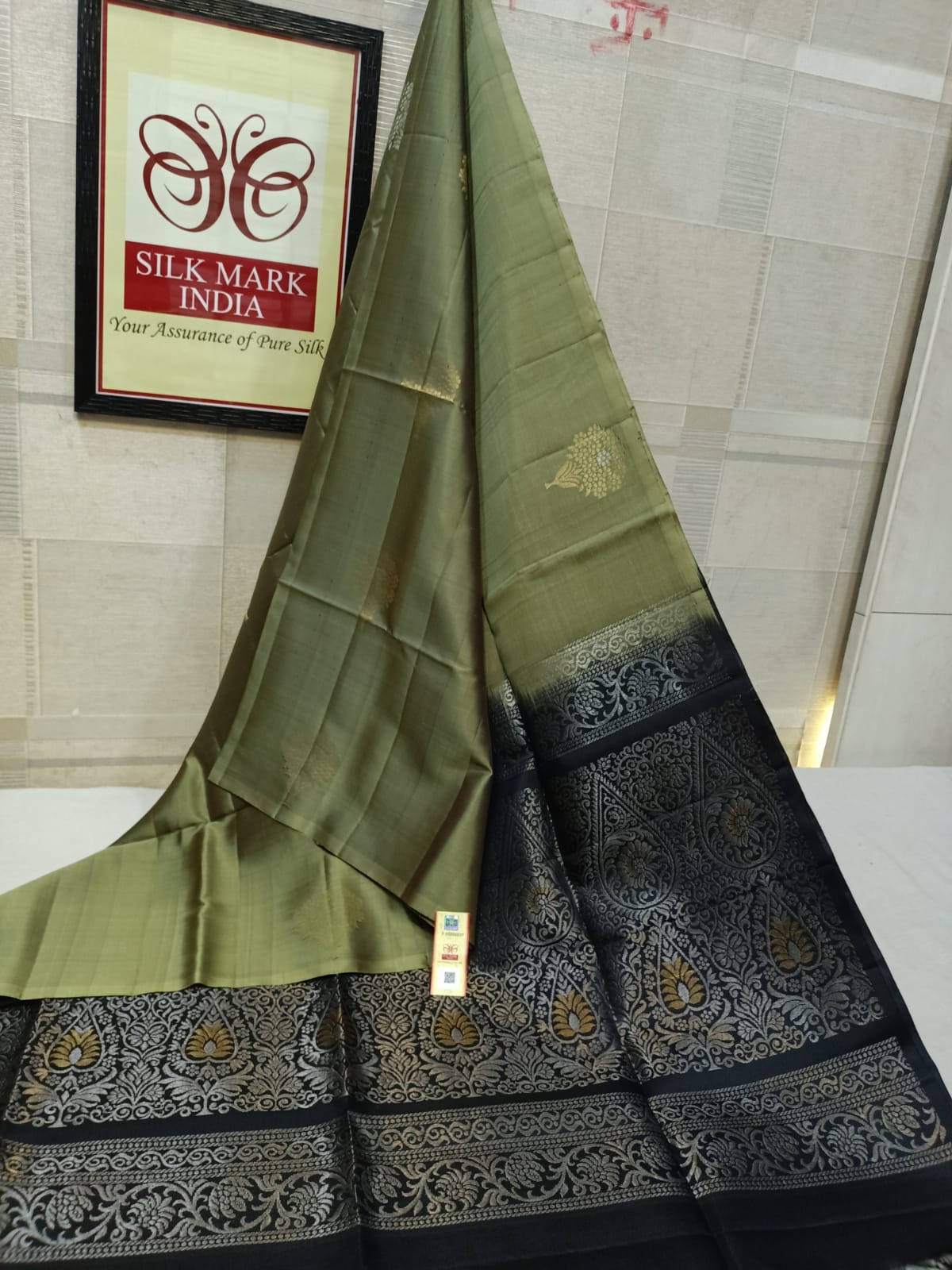 Pure silk Handloom*
Meena butta Silver jarie Butta Meena work butta Fancy butta Double warp silk Aravta butta All over butta Rich pallu