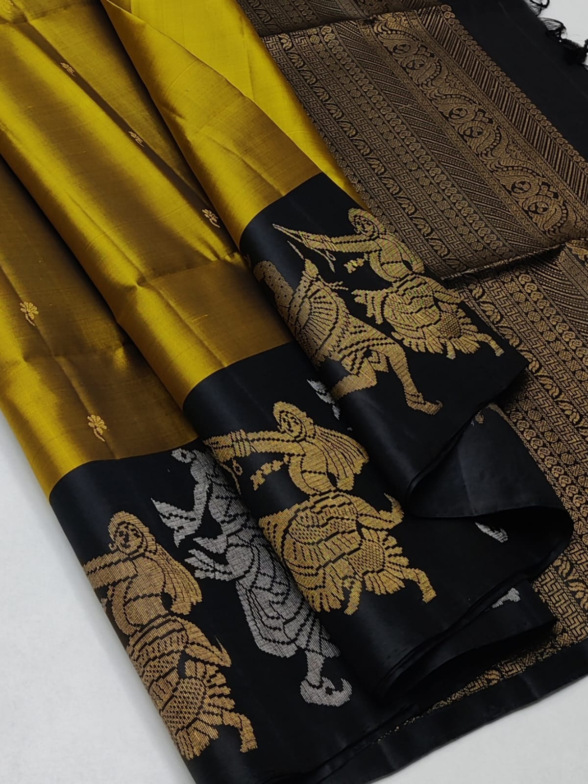 Pure handloom Double warp soft silk saree
Turning 
With silk mark certificate