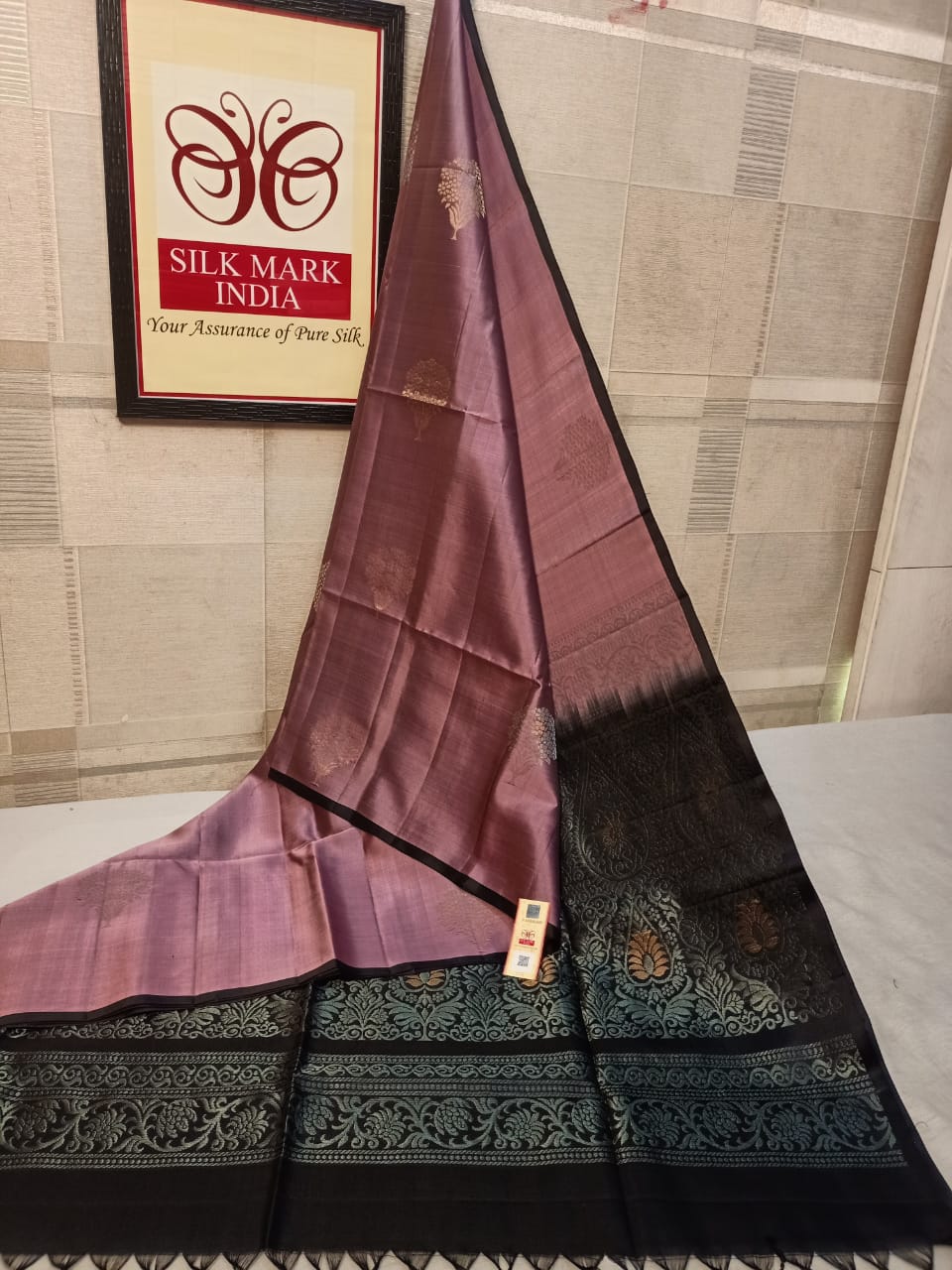Pure silk Handloom*
Meena butta Silver jarie Butta Meena work butta Fancy butta Double warp silk Aravta butta All over butta Rich pallu
