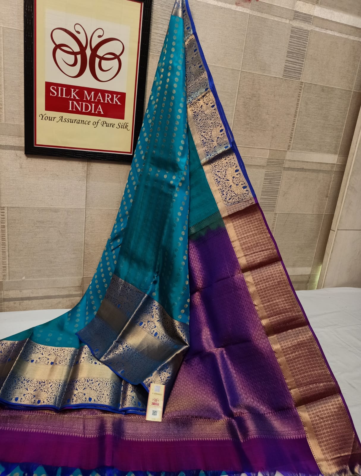 Bridal wear 1000 Butta All self*
Light weight Pure kanjivaram silk saree
Brocade all self
All over all self weaving
Jarie weaving all over saree
Tissue jarie weaving border*
10inch tissue border*